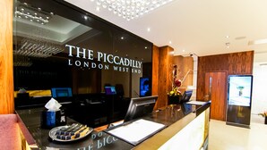 Una taquilla amb un rètol que diu "The Piccadilly London West End".