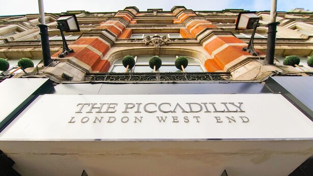 L'entrada de l'Hotel Piccadilly a Londres, al West End, destaca per un senyal ben visible i detalls arquitectònics clàssics.