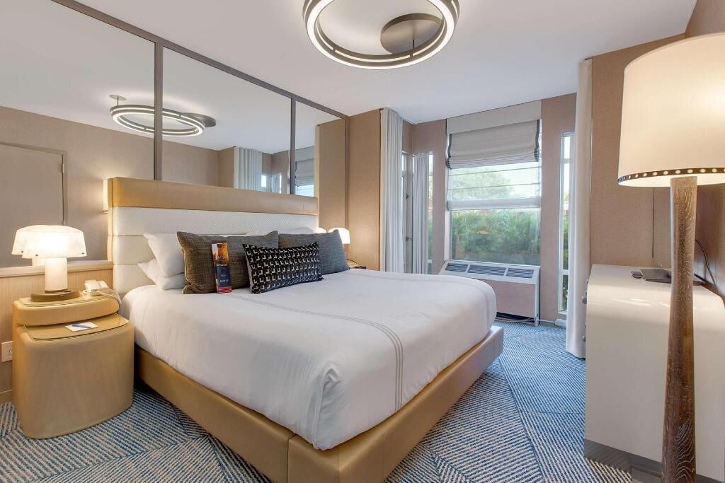 Seprai premium, minibar, brankas, dan didekorasi berbeda-beda
