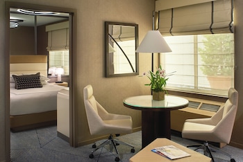 Premium bedding, minibar, in-room safe, individually decorated at Hotel Zoe Fishermans Wharf