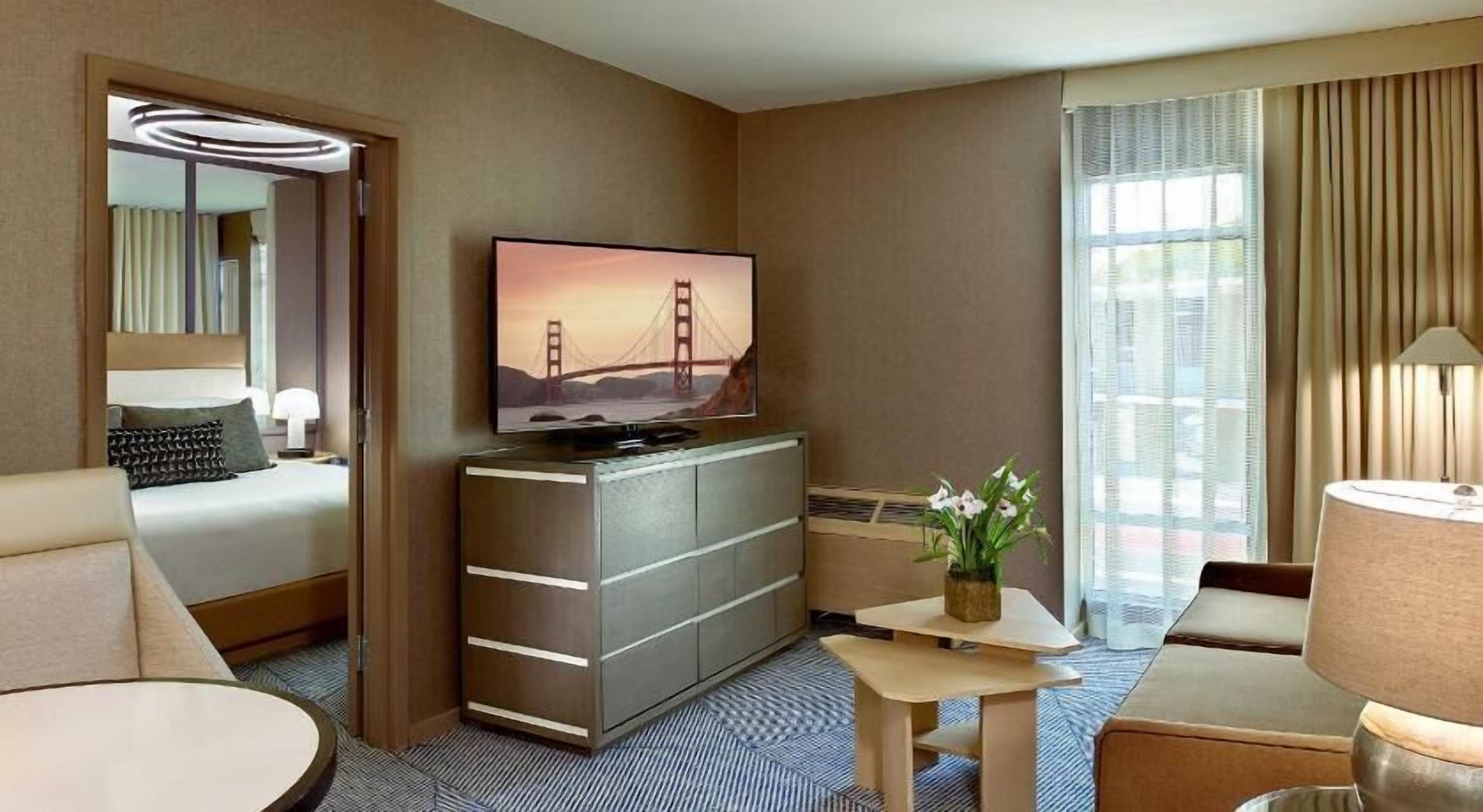 Seprai premium, minibar, brankas, dan didekorasi berbeda-beda
