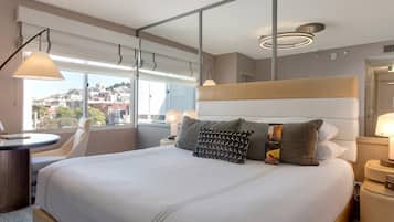 Kamar Deluks, 1 Tempat Tidur King (C1) | Seprai premium, minibar, brankas, dan didekorasi berbeda-beda