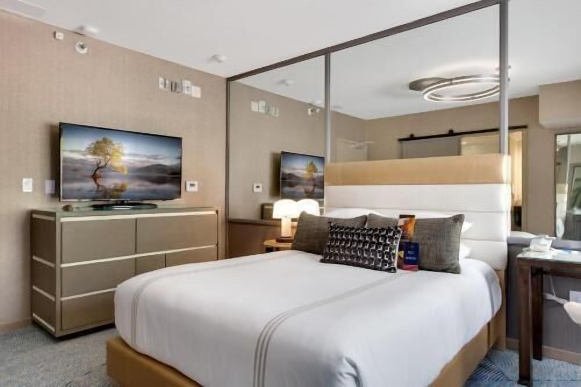 Seprai premium, minibar, brankas, dan didekorasi berbeda-beda