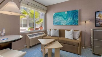 Seprai premium, minibar, brankas, dan didekorasi berbeda-beda