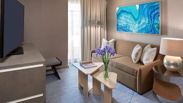 Hochwertige Bettwaren, Minibar, Zimmersafe, individuell dekoriert