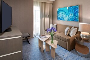 Peralatan tempat tidur premium, bar mini, peti besi dalam bilik 