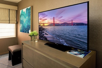 Premium bedding, minibar, in-room safe, individually decorated at Hotel Zoe Fishermans Wharf