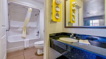 Kombinert dusj/badekar, toalettartikler (inkludert) og håndklær