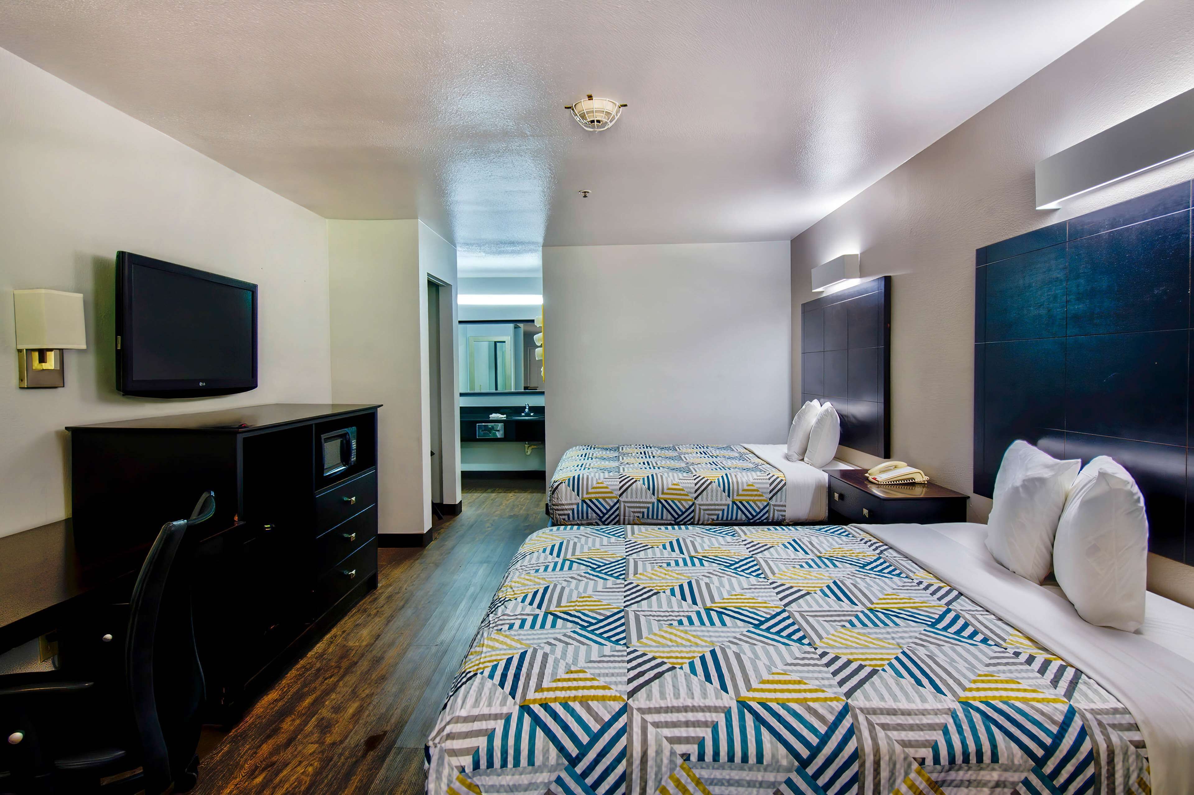 Työpöytä, kannettavalle tietokoneelle sopiva työtila, ilmainen Wi-Fi