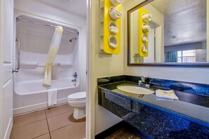 Ensemble baignoire-douche, articles de toilette (gratuits)