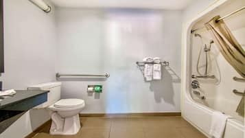 Tina con regadera, amenidades de baño gratuitas, toallas