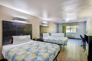 Desk, laptop workspace, free WiFi, bed sheets - Motel 6 Arlington, TX (Arlington)