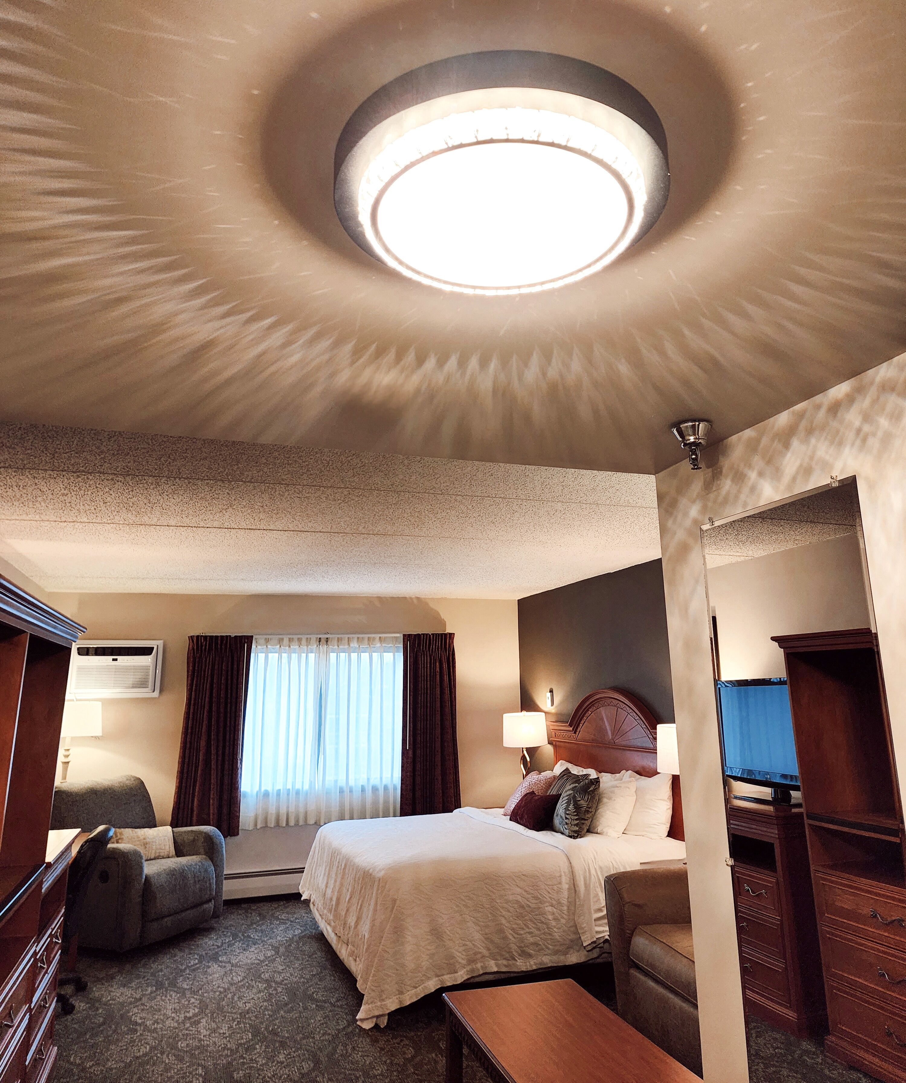 خزنة داخل الغرفة ومكتب وتجهيزات عازلة للصوت ومكواة/لوح كي