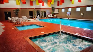Una piscina cubierta, tumbonas