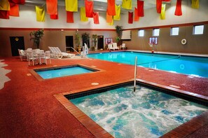 Piscine intérieure, chaises longues