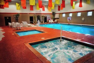 Una piscina techada, sillones reclinables de piscina