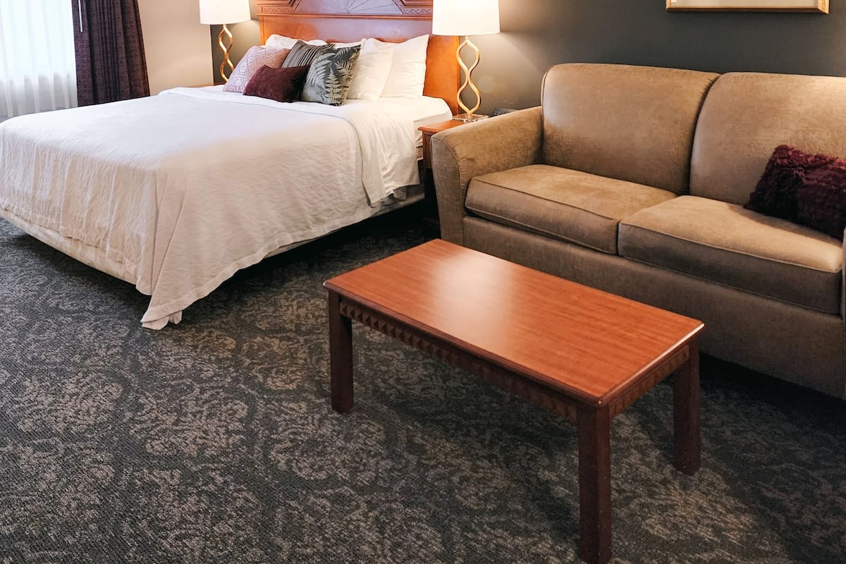 Habitación Premier, 1 cama King size y sofá cama | Caja de seguridad en la habitación, escritorio y insonorización