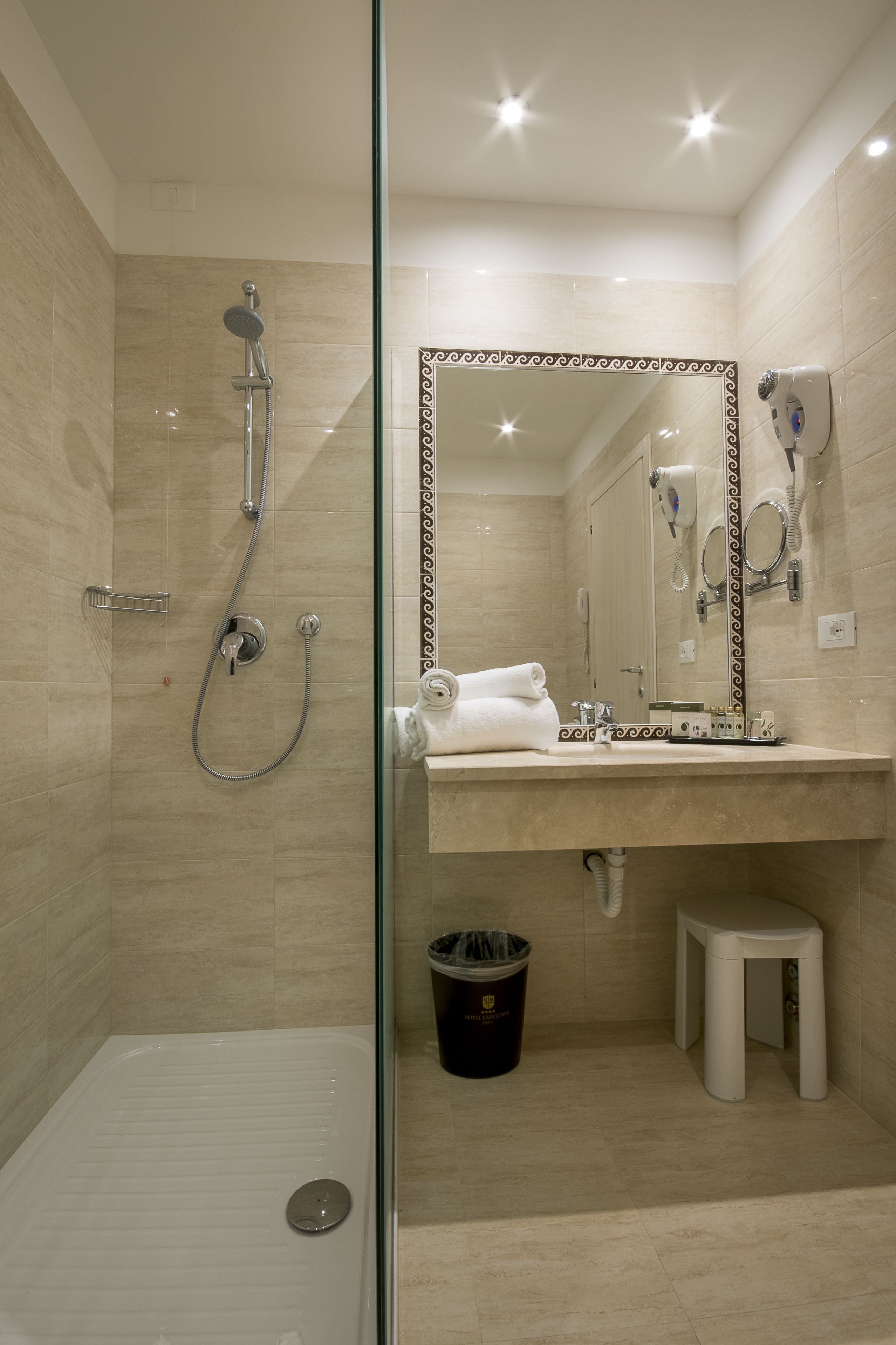 combined shower/bathtub, rainfall showerhead, eco-friendly toiletries