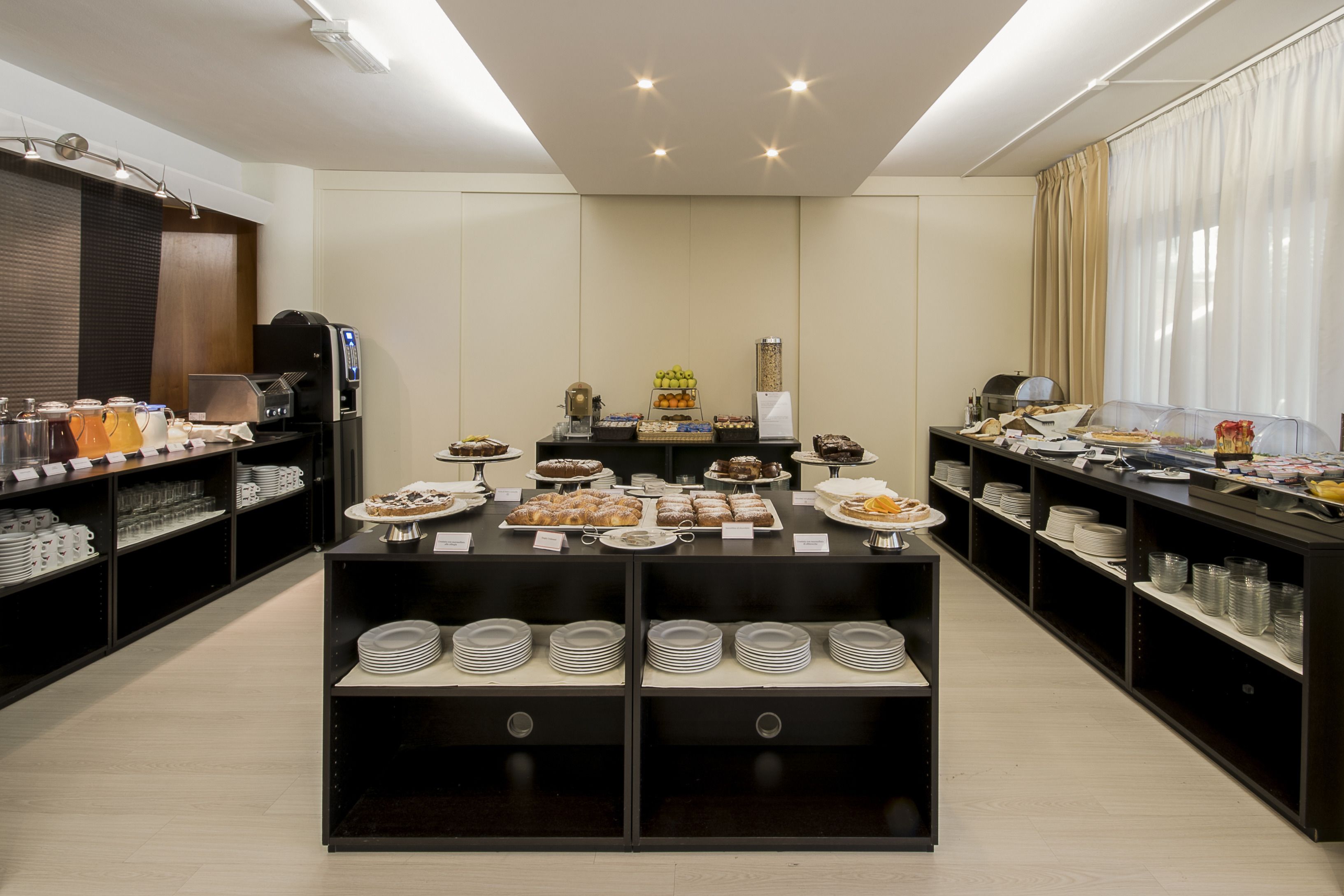 Un buffet con diversi piatti e una postazione per il caffè.