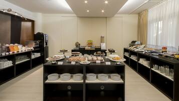 Un buffet con diversi piatti e una postazione per il caffè.