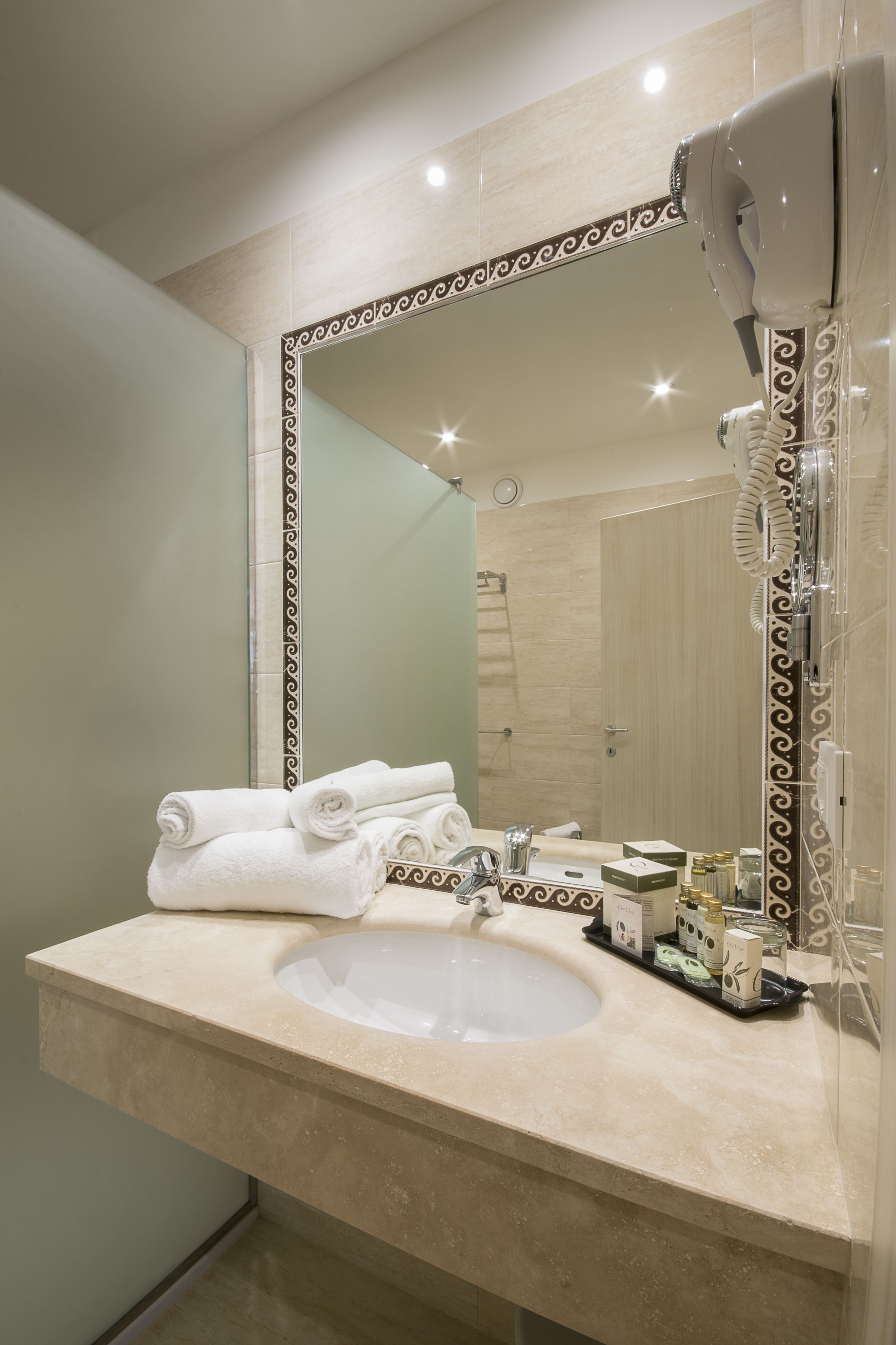 combined shower/bathtub, rainfall showerhead, eco-friendly toiletries