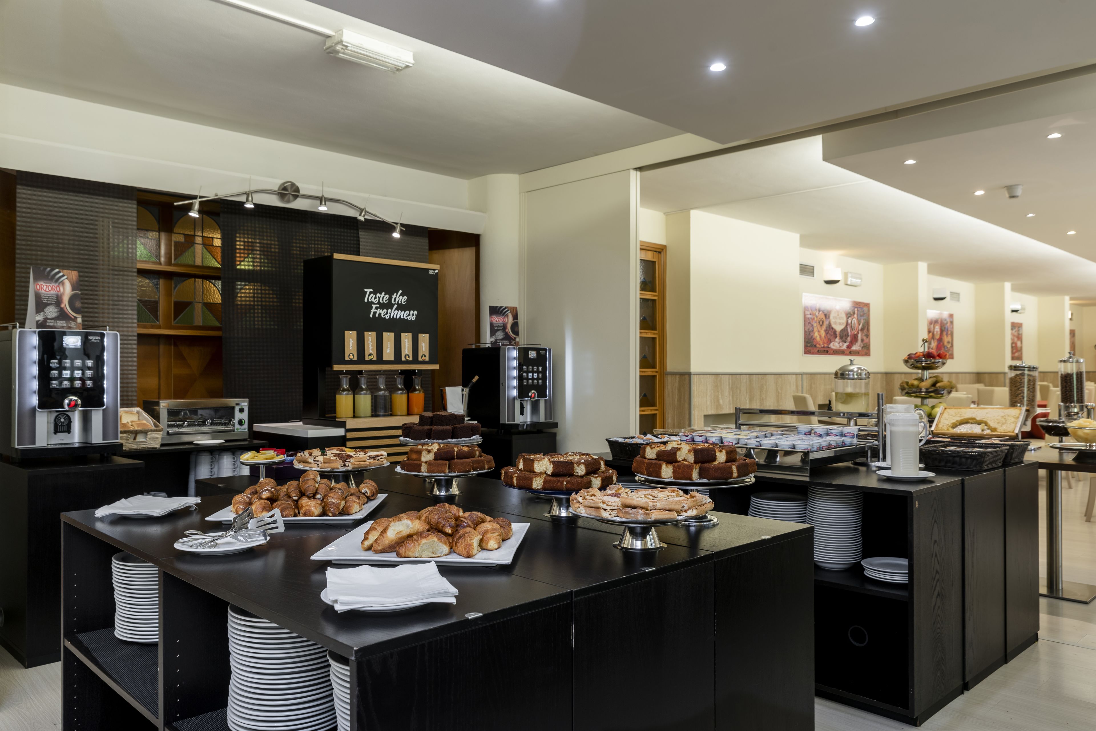 Ein Bereich mit Buffet und verschiedenen Speisen sowie einer Kaffeestation.