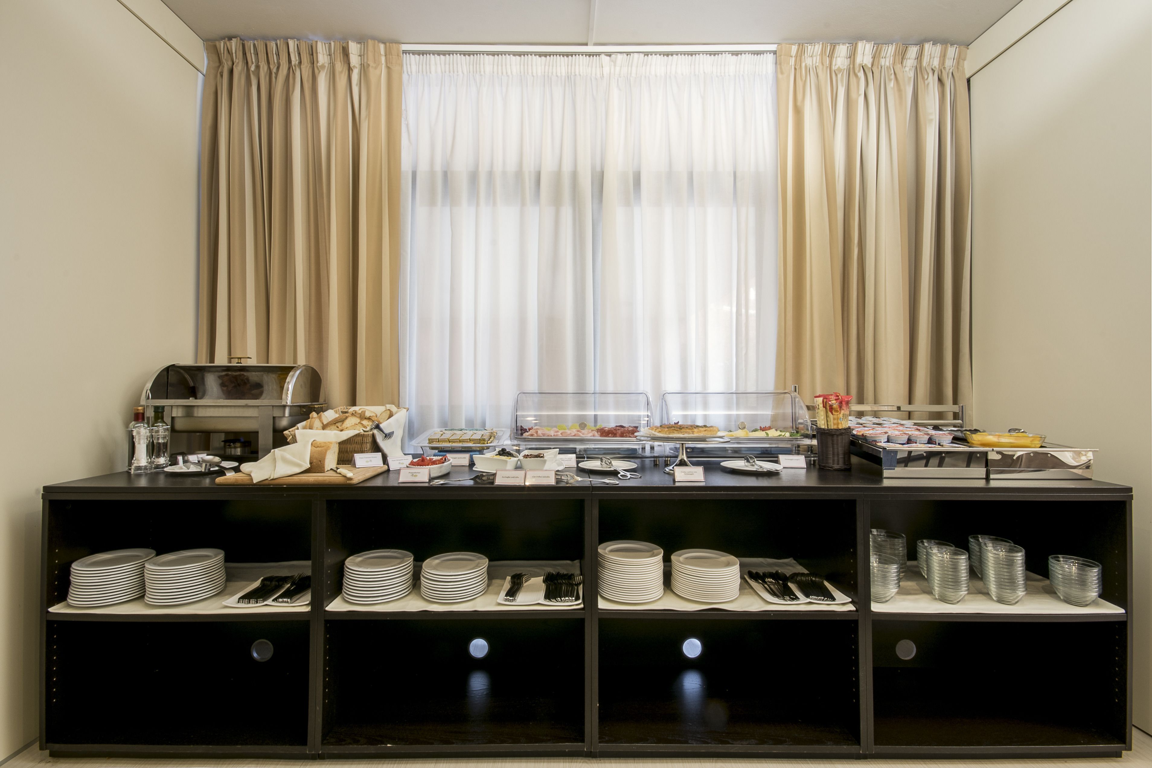 Un buffet proposant une vari été de plats et d'ustensiles.