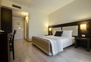 Frigobar, cofres nos quartos, escrivaninha, quartos à prova de som