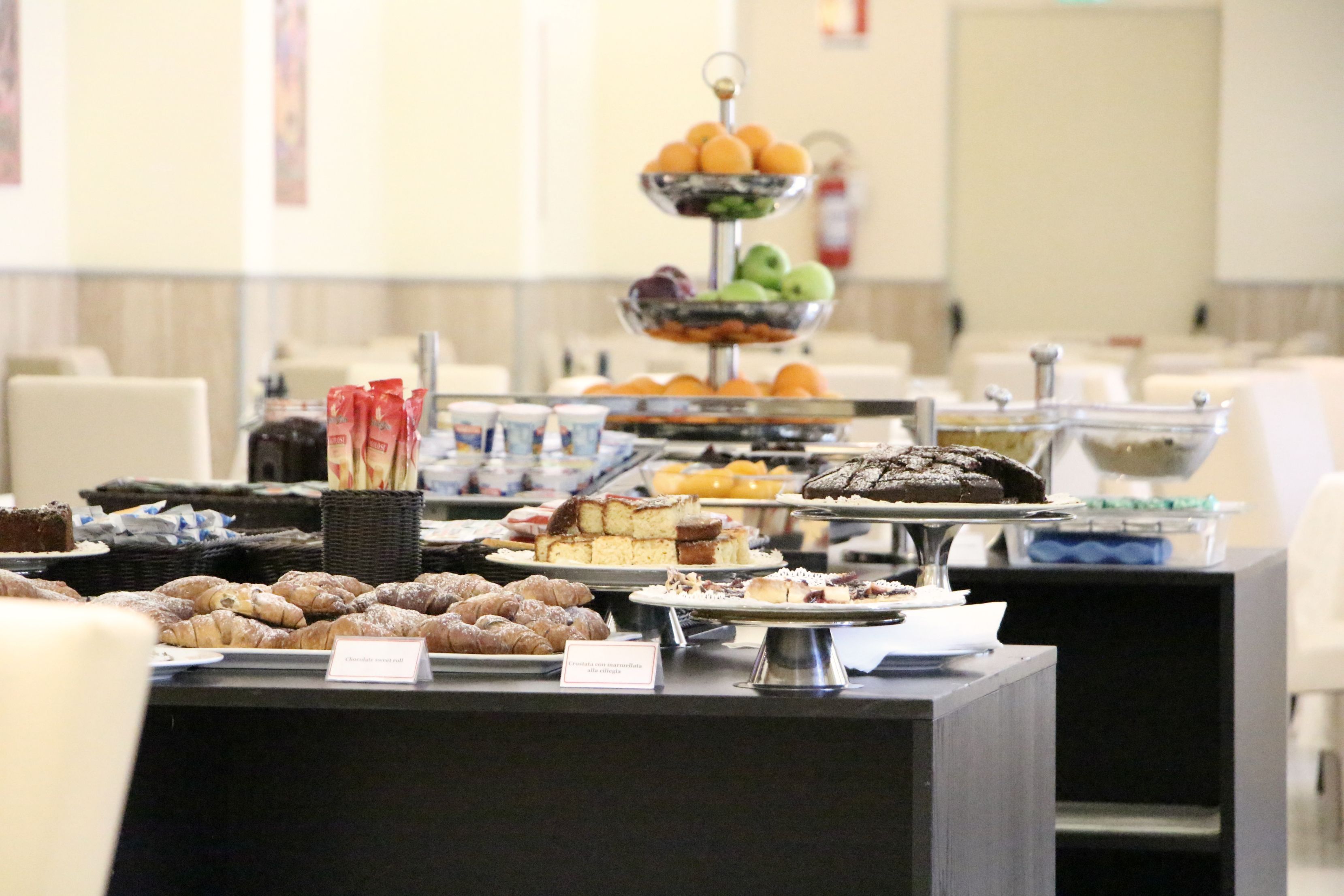 Une table de buffet proposant une variété de pâtisseries, de gâteaux et de fruits.
