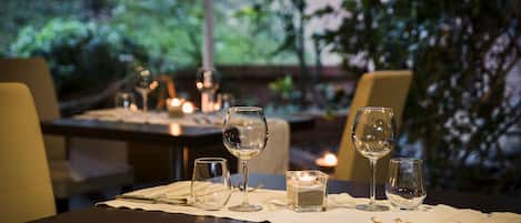 Serveert ontbijt, lunch, diner, lokale gerechten