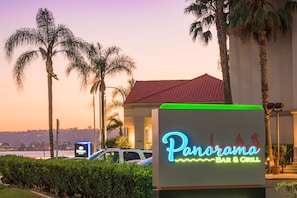 Breakfast, dinner served; American cuisine, sea views