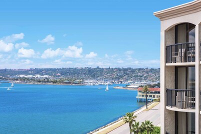 Hilton San Diego Airport/Harbor Island