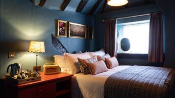 Snug Room | In-room safe, desk, iron/ironing board, free WiFi