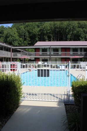 Piscine extérieure (ouverte en saison), parasols de plage