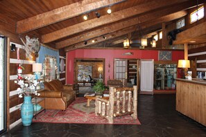 Lobby sitting area - Great Smokies Inn Cherokee (Cherokee)