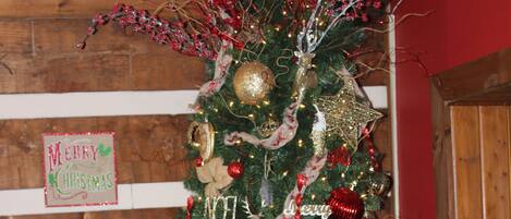 Ein geschmückter Weihnachtsbaum mit Dekorationen und einem Schlitten.