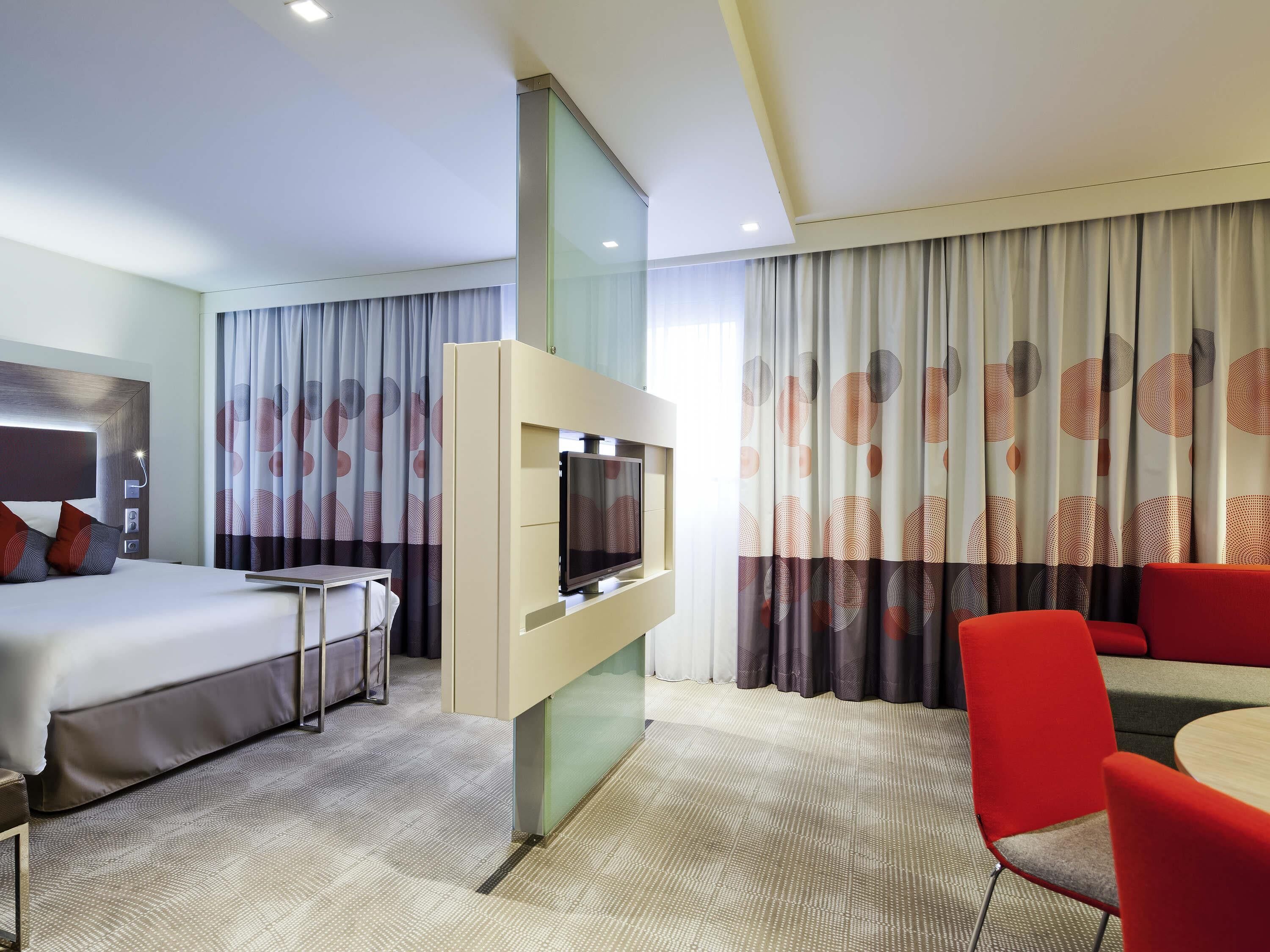 Suite junior, 1 cama de matrimonio | 1 dormitorio, caja fuerte, escritorio y sistema de insonorización