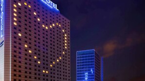 A hotel with a grid of windows and a sign that reads "NOVOMATIC HOTEL ACCOR HOTEL". - Novotel Warszawa Centrum (Warsaw)