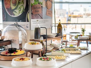 Se sirven desayunos, comidas, cenas y cocina internacional