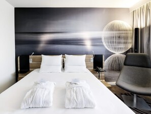 Executive Room, 1 Double Bed | 1 bedroom, in-room safe, desk, soundproofing