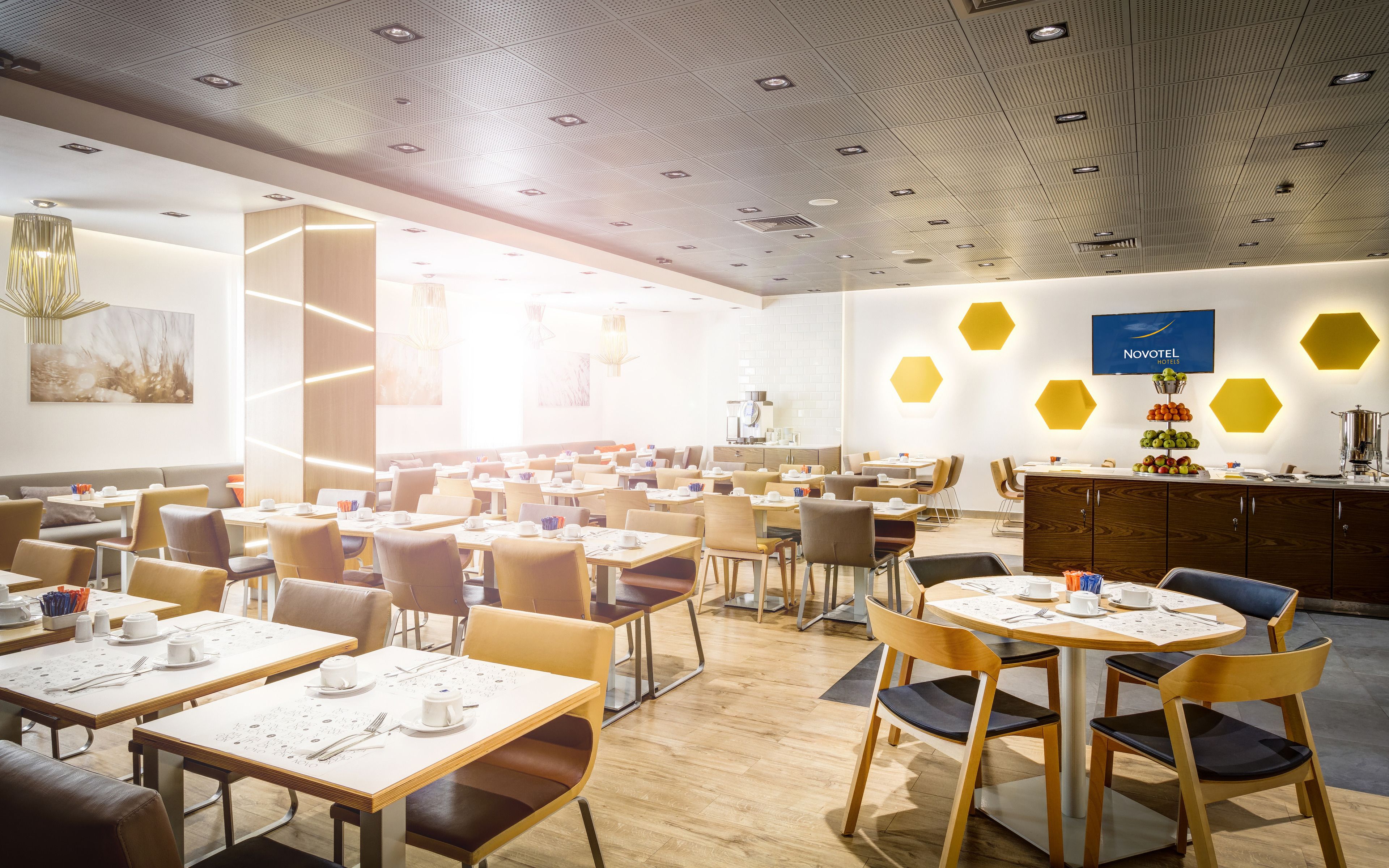 daily buffet breakfast (pln 75 per person)