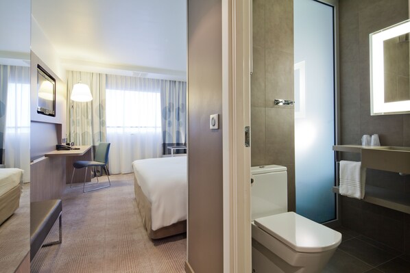 Eco-friendly toiletries, hair dryer, towels, shampoo - Novotel Warszawa Centrum (Warsaw)
