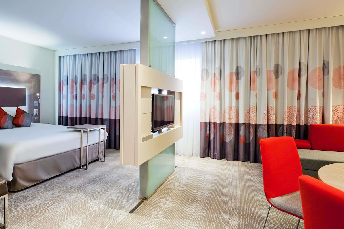 Junior Suite, 1 Queen Bed | 1 bedroom, in-room safe, desk, soundproofing