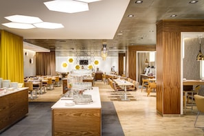 Se ofrece un desayuno bufé todos los días (75 PLN por persona)