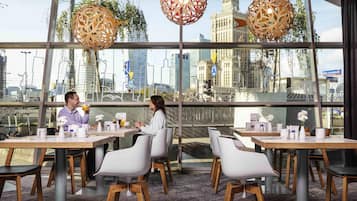 Der serveres morgenmad, frokost, aftensmad og internationale retter