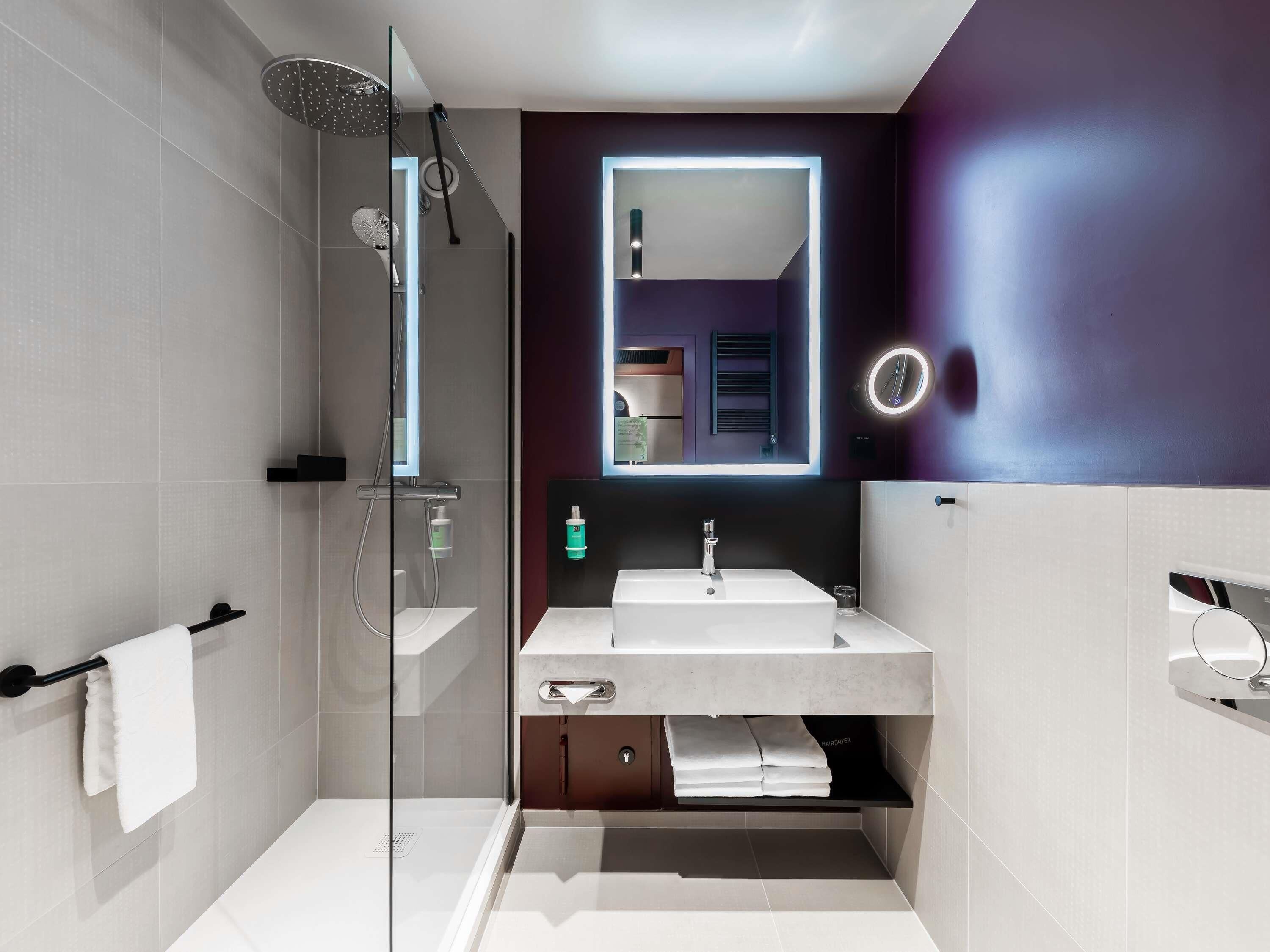 Standard Twin Room, 2 Single Beds | 1 bedroom, in-room safe, desk, soundproofing