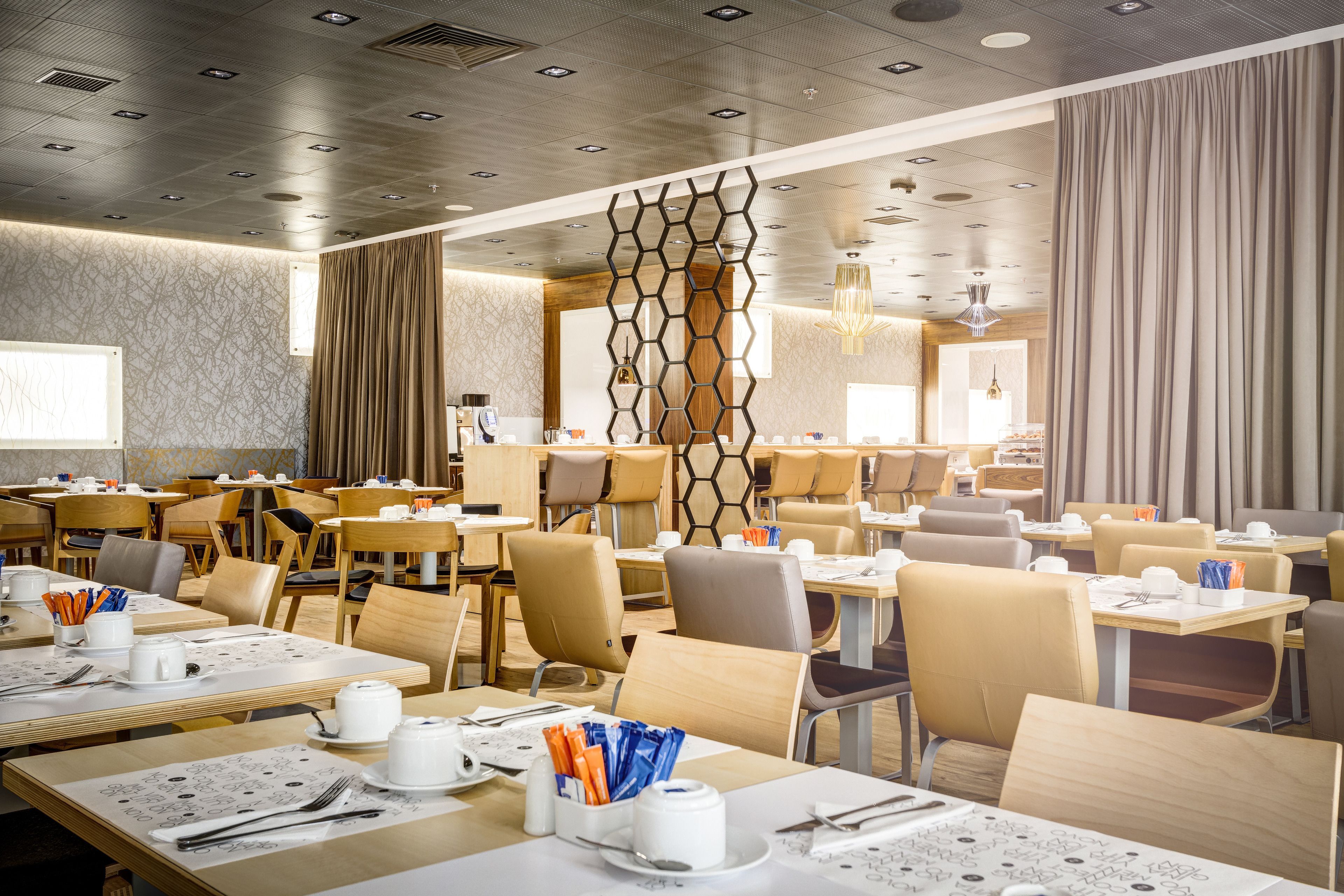 daily buffet breakfast (pln 75 per person)