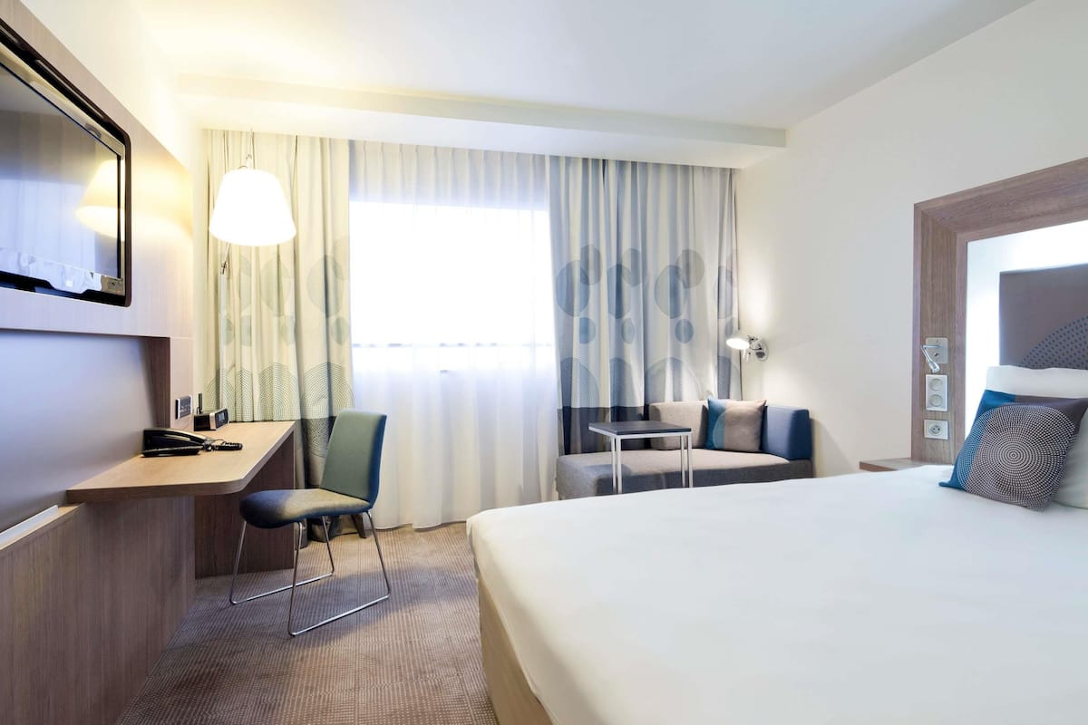 1 habitación, caja de seguridad en la habitación y escritorio