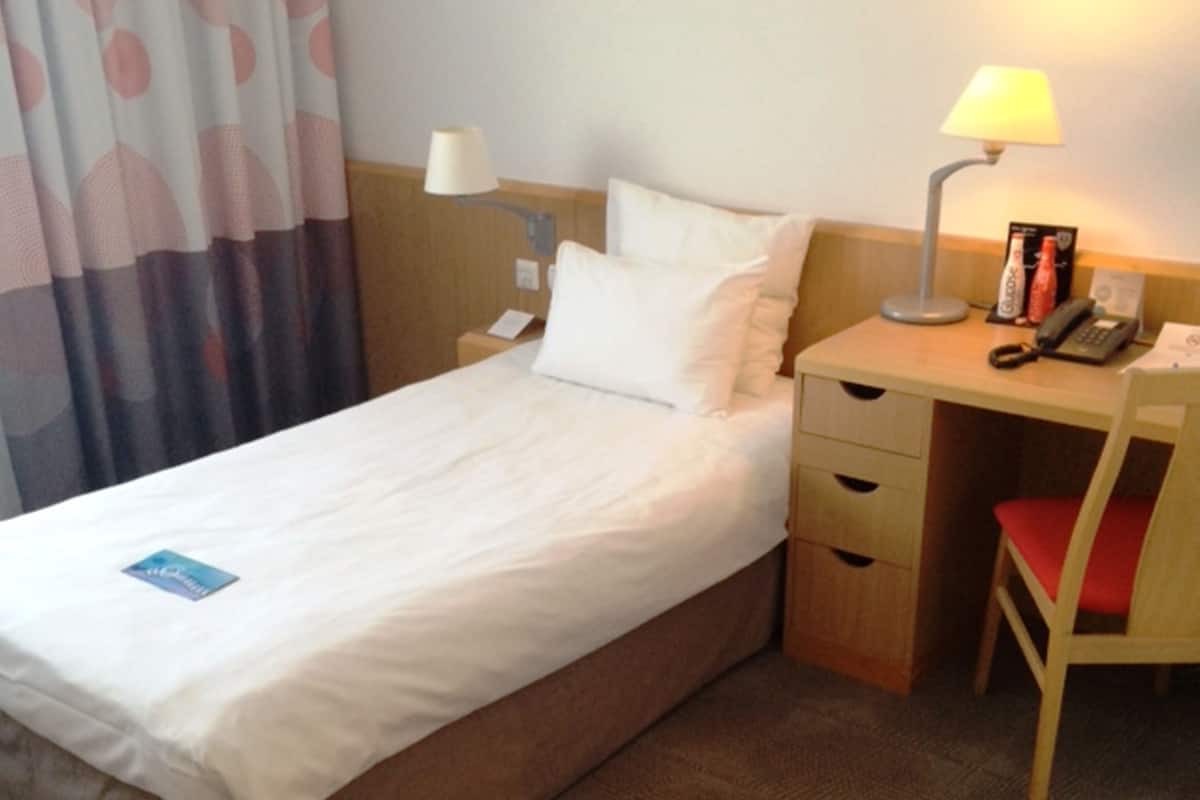 Standard Room, 1 Twin Bed | 1 bedroom, in-room safe, desk, soundproofing