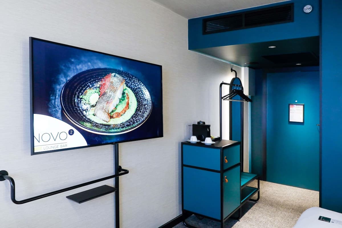 1 habitación, caja de seguridad en la habitación y escritorio